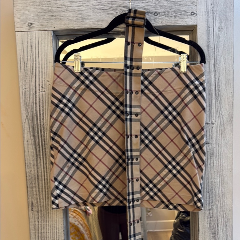 Authentic Burberry Women’s Skirt only worn a handful of times size UK10